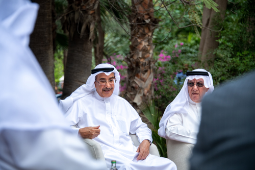 الشيخ خالد بن عبد الله يزور سوق المزارعين ويوجه شؤون البلديات والزراعة: طرح أراضٍ جديدة للاستثمار الزراعي النباتي وإتاحتها عبر منصة استثمار الأراضي الحكومية